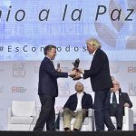 El-Presidente-Juan-Manuel-Santos-entrega-a-Sir-Richard-Branson-el-Premio-de-la-XVI-Cumbre-de-Premios-Nobel-de-Paz