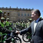 El Presidente Juan Manuel Santos conversa con uno de los policías asignados al reforzamiento de la seguridad de Bogotá.