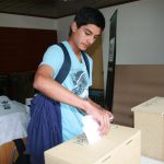 Joven Votando