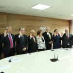 Instante en el cual el Presidente del Comité Olímpico Colombiano, Baltazar Medina, toma el juramento al nuevo Comité Ejecutivo de la entidad.