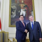 En el Palacio López, sede de Gobierno de Paraguay, el Presidente Horacio Cartes y su homólogo, Juan Manuel Santos posan para la foto oficial de la visita que realiza el Primer Mandatario de Colombia.