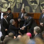 El Presidente Juan Manuel Santos saluda al nuevo Presidente del Ecuador, Lenín Moreno, quien tomó posesión del cargo en una ceremonia en la sede de la Asamblea Nacional.