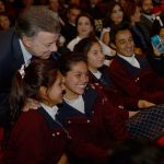 Estudiantes que asisten a la ceremonia de entrega del premio Compartir al Maestro 2017, departen con el Presidente Juan Manuel Santos.