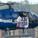 Policía venezolano sobrevuela el Supremo y pide la renuncia de Maduro (2)