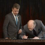 El nuevo embajador de Colombia en Estados Unidos, Camilo Reyes Rodríguez, firma el acta de posesión en el cargo, en presencia del Presidente Juan Manuel Santos.