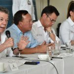 En compañía de varios de los ministros del despacho el Presidente Juan Manuel Santos absolvió las inquietudes planteadas por representantes de las fuerzas vivas de La Guajira.