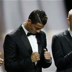 Cristiano Ronaldo (cen.), mejor jugador de la Uefa del año.