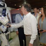 Al Congreso llegar al Centro de Convenciones, para la reunión anual de Camacol, el Presidente “saludó” un robot publicitario de una empresa de sistemas arquitectónicos.