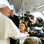 papa Francisco con los periodisdtas