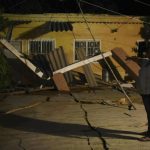 Una mujer muestra los daños causados en su vivienda en Veracruz (México)