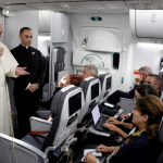 El-papa-Francisco-habla-con-la-prensa-durante-el-vuelo-de-regreso-desde-Colombia-a-Roma