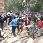 Varias personas retiran escombros de un edificio destruido a causa del terremoto, en Ciudad de México