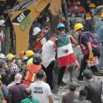 Grupos de rescate y voluntarios continúan con las labores de búsqueda de desaparecidos por el terremoto de México