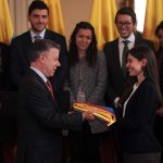 Jóvenes colombianos recibieron del Presidente Juan Manuel Santos, el Pabellón Nacional, para representar al país en la Cumbre “One Young World.