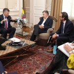 El Presidente Santos recibió este miércoles al CEO del Consejo Británico, sir Ciarán Devane, quién manifestó interés de colaborar con Colombia en proyectos de educación rural. Les acompañó el director en el país, Tom Miscioscia.