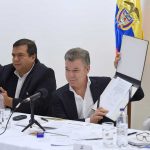 El Presidente Juan Manuel Santos ,acompañado por el Ministro del Interior, Guillermo Rivera, muestra el decreto que firmó y con el que se actualiza la Comisión para el Desarrollo Integral de la Política Indígena del Cauca.