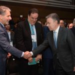 El Presidente Santos saluda al Embajador de Estados Unidos en Colombia, Kevin Whitaker, antes de iniciarse el lanzamiento del Informe Nacional de Competitividad, en el Club El Nogal de Bogotá.