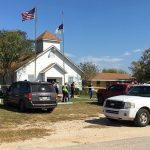 El personal de emergencia responde a un tiroteo fatal en una iglesia bautista en Sutherland Springs, Texas, el 5 de noviembre de 2017.