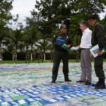 En compañía del Director de la Policía, general Jorge Hernando Nieto, el Presidente inspecciona el cargamento de cocaína decomisado en el Urabá antioqueño, el más grande confiscado por la entidad en una sola operación.