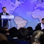 Al recibir el Premio Chatham House 2017, este jueves en Londres, el Presidente Juan Manuel Santos explicó el desarrollo del proceso de paz en Colombia. Lo acompaña Robin Niblett, Director de la institución otorgante del galardón.