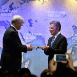 El Príncipe Andrés de Inglaterra entrega el Premio Chatham House 2017 al Presidente Juan Manuel Santos, en reconocimiento a su labor para lograr el Acuerdo de Paz y poner fin al conflicto armado en Colombia.