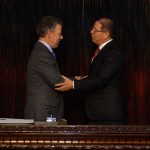 El Presidente Juan Manuel Santos felicita al magistrado de la Corte Suprema de Justicia, Octavio Tejeiro, tras concluir el acto de posesión.