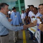 El Presidente Santos saluda a habitantes de Cartagena momentos antes de poner en marcha el primer Puesto de Mando Unificado que articulará acciones preventivas, de protección y apoyo a las mujeres víctimas de violencia.