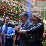 El Presidente Juan Manuel Santos escoge la corbata hecha en Colombia que va a regalar al Ministro de Hacienda, Mauricio Cárdenas, en el evento para lanzar la campaña “Navidad Compra Colombiano”.