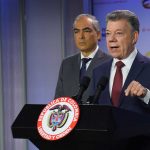 El Presidente Juan Manuel Santos, acompañado por el Alto Comisionado para la Paz, Rodrigo Rivera, deploró la decisión del ELN de reanudar sus ataques a la población civil y a la infraestructura.