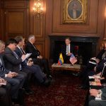 Una reunión ampliada con representantes de los gobiernos de Estados Unidos y Colombia sostienen el Secretario de Estado, Rex Tillerson y el Presidente Juan Manuel Santos.