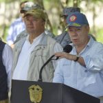 El presidente Santos aseguró que hoy mismo se reanudará la vía y el puente afectados por el accionar el grupo guerrillero. Cortesía Presidencia de la República