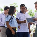El Presidente Juan Manuel Santos visitó este viernes el municipio caucano de mercaderes, donde se lanzó el documento CONPES para el Macizo Colombiano y se entregaron títulos de propiedad de predios agrícolas.