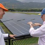 Durante el recorrido por la granja solar en Yumbo, Valle del Cauca, Ricardo Sierra, presidente de Celsia, explica al Presidente Santos los beneficios de esta energía.