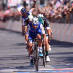 Fernando-Gaviria-gana-la-tercera-etapa-en-Cagliari-y-es-líder-del-Giro-de-Italia3