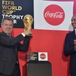 El Presidente Santos levanta el trofeo de la Copa Mundial de la Fifa Rusia 2018, en presencia de la estrella del fútbol David Trezeguet, este martes en la Casa de Nariño.