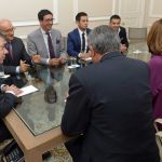 El Presidente Juan Manuel Santos se reunió este martes en la Casa de Nariño con los familiares de los tres miembros del equipo del diario El Comercio, de Quito, secuestrados por la guerrilla en marzo pasado y asesinados en abril.