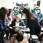 La esposa del candidato presidencial Luz María Zapata le presentó a representantes de la Fundación Esperanza la propuesta de Familia y la Cartilla para población con discapacidad visual.