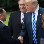 El presidente de Estados Unidos, Donald Trump, estrecha la mano del Kim Yong Chol frente a la Casa Blanca Saul Loeb AFP