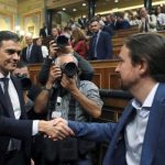 Pedro Sánchez y Pablo Iglesias se saludan en el Congreso de los Diputados después del triunfo de la moción