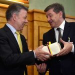 El Presidente Santos entrega un obsequio de Colombia a Guy Ryder, Director de la Organización Internacional del Trabajo (OIT), que celebró esta semana su asamblea anual.