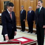 Spain's new Prime Minister Pedro Sanchez (L) takes the oath of office next to Spain's King Felipe VI and outgoing premier Mariano Rajoy (R) during a swearing-in ceremony at the Zarzuela Palace near Madrid on June 2, 2018.
Spain's Socialist chief Pedro Sanchez was sworn in as prime minister, a day after ousting Mariano Rajoy in a historic no-confidence vote sparked by fury over corruption woes afflicting the conservative leader's party. / AFP PHOTO / POOL / Fernando Alvarado