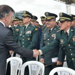 El Presidente Juan Manuel Santos saluda a los generales del Ejército y la Policía, al llegar a la Rendición de Cuentas 2018 del sector Defensa, efectuada este lunes en la zona capitalina del CAN.