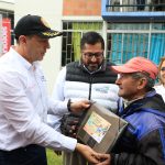 Viceministro de vivienda, Mauricio Rosero Insuasti, entregando escrituras a familias que habitarán el macroproyecto San José, en Manizales. Foto: René Valenzuela (MVCT)