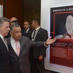 El Presidente Juan Manuel Santos recibe la bienvenida de la Unión Colegiada del Notariado Colombiano, Alvaro Rojas, momentos antes de inaugurar el séptimo Congreso del Notariado Colombiano.