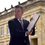 Tras su sanción, el Presidente Juan Manuel Santos muestra la ley estatutaria por la cual se adopta el estatuto de la oposición política y algunos derechos a las organizaciones políticas independientes.