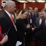 El Presidente Juan Manuel Santos saluda a asistentes al séptimo Congreso del Notariado Colombiano.
