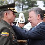 En la grafica momento en el cual el presidente de la Republica da el ascenso a brigadier General al neirano Juan Carlos Buitrago A -