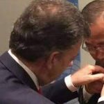 Santos le pone la paloma de la paz a Ban Ki-moon.