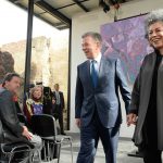 El Presidente Juan Manuel Santos camina de la mano con la artista colombiana, Dorís Salcedo, autora de la obra “Fragmentos” una de las tres que se erigirá con armas dejadas por las Farc.