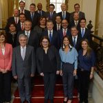 El Presidente Juan Manuel Santos, el Vicepresidente Óscar Naranjo y el Gabinete tuvieron este 31 de julio su último Consejo de Ministros en la Casa de Nariño. El equipo de gobierno se tomó esta foto luego de la reunión de trabajo.